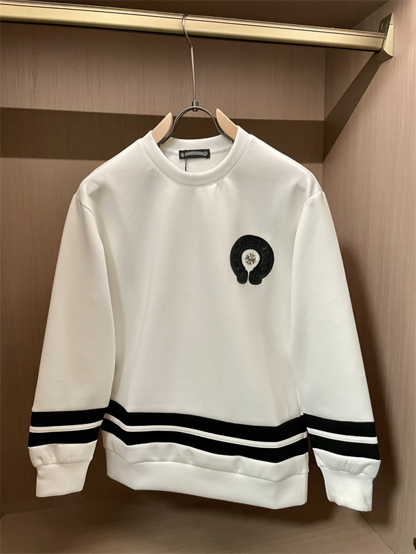 重厚な存在感が際立つ、クロムハーツが映えるストリート系スウェットスタイル