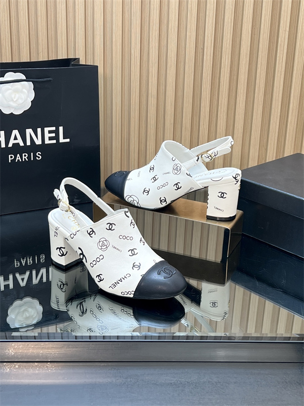 エレガントな存在感を放つ、シャネル コピー パンプス