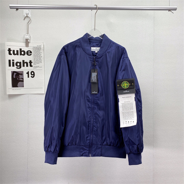 洗練されたミリタリースタイルを演出する、ストーンアイランド コピー ジップブルゾン