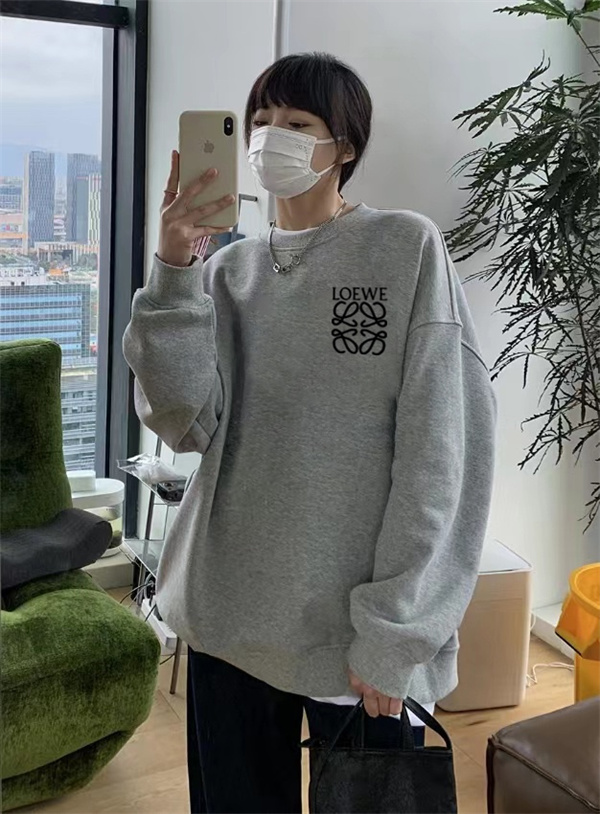 肩の力を抜いて楽しむ、大人のためのロエベ コピー スウェットスタイル