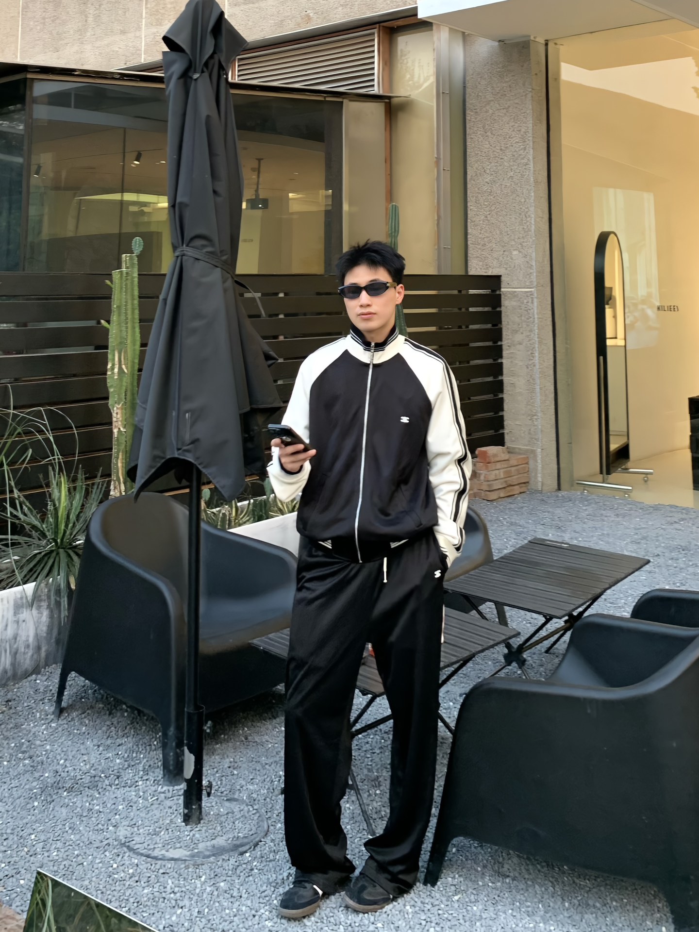 都会の片隅で、セリーヌのスタイル
