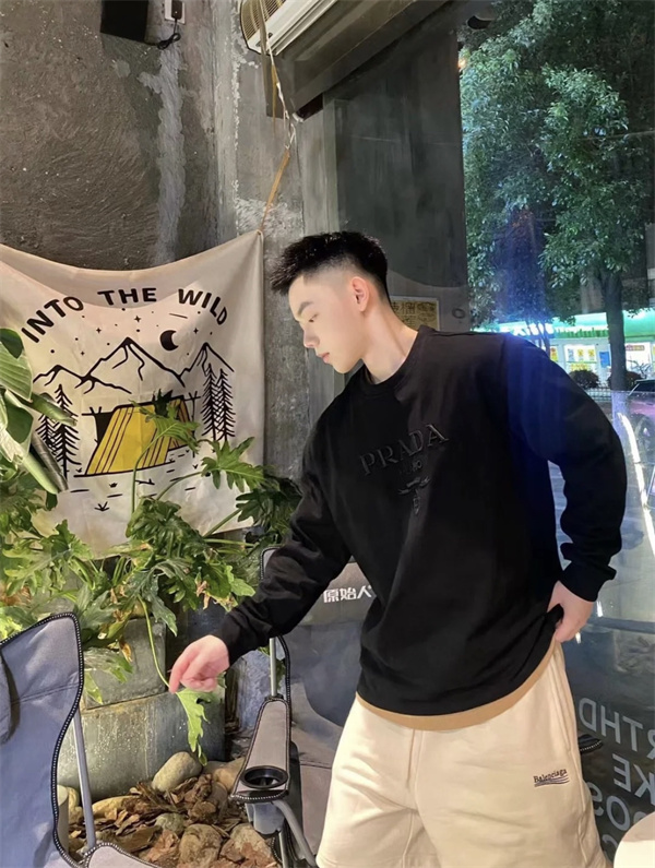 控えめな存在感が際立つ、大人のためのプラダ コピー スウェット