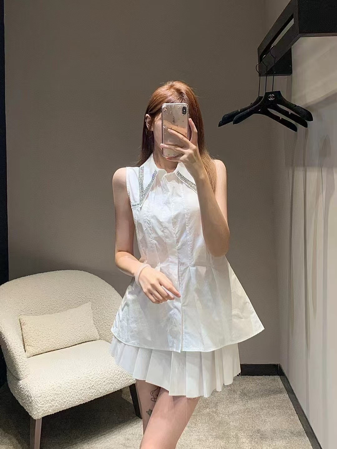 MiuMiu 無袖ブラウス：エレガンスと革新の融合