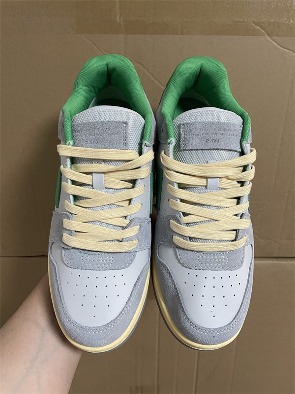 爽やかな配色が映える、オフホワイト コピー ローカットスニーカー