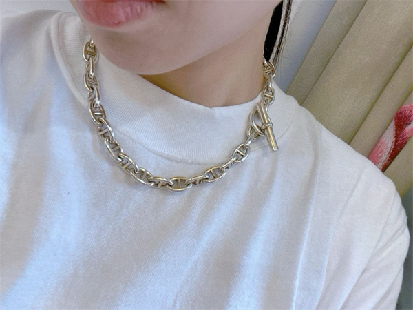 洗練された輝き ― HERMÈS コピーシェーヌ・ダンクル シルバーブレスレット