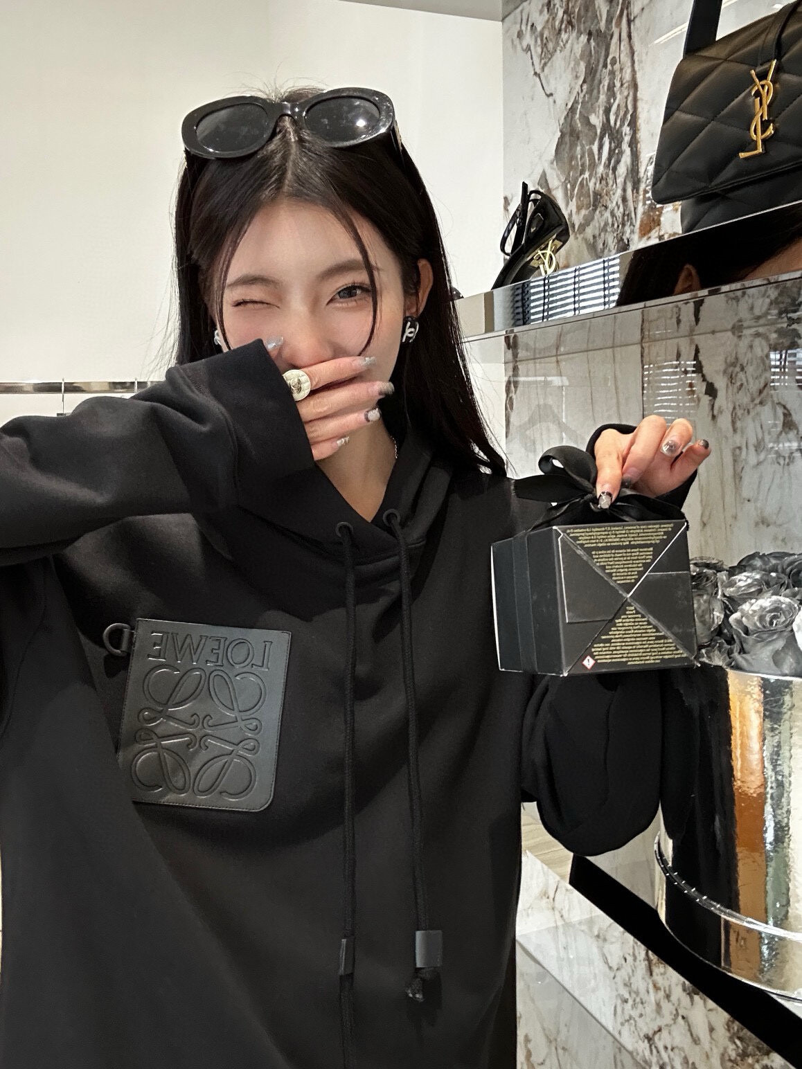 LOEWE のブラックフーディー、シンプルさと高級感の融合