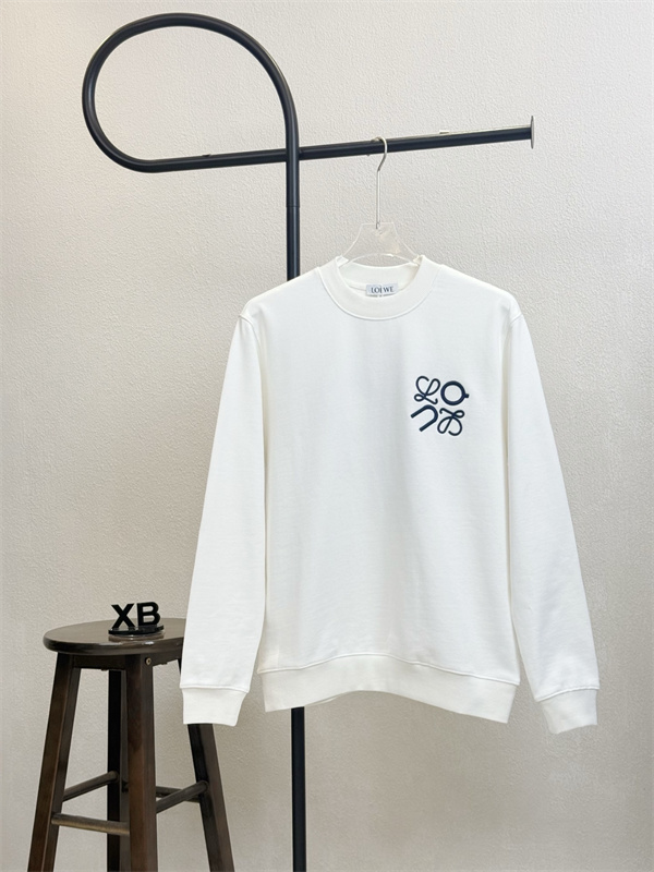 アート感覚で纏う ― LOEWE コピー アナグラム ロゴスウェット