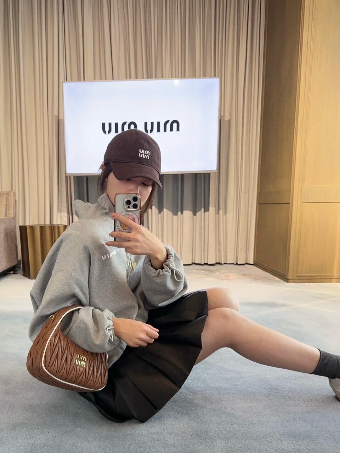 Miu Miu のハーフジップトップス、カジュアルと高級感の完璧な融合で日常を彩る
