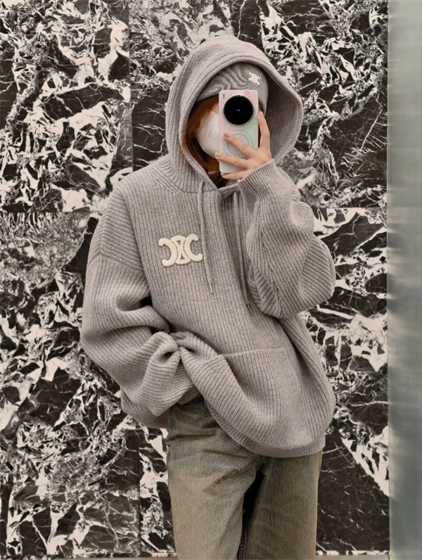 ミニマルな大胆さ ——CELINE コピー パーカーで魅せるシンプルこそのパワー