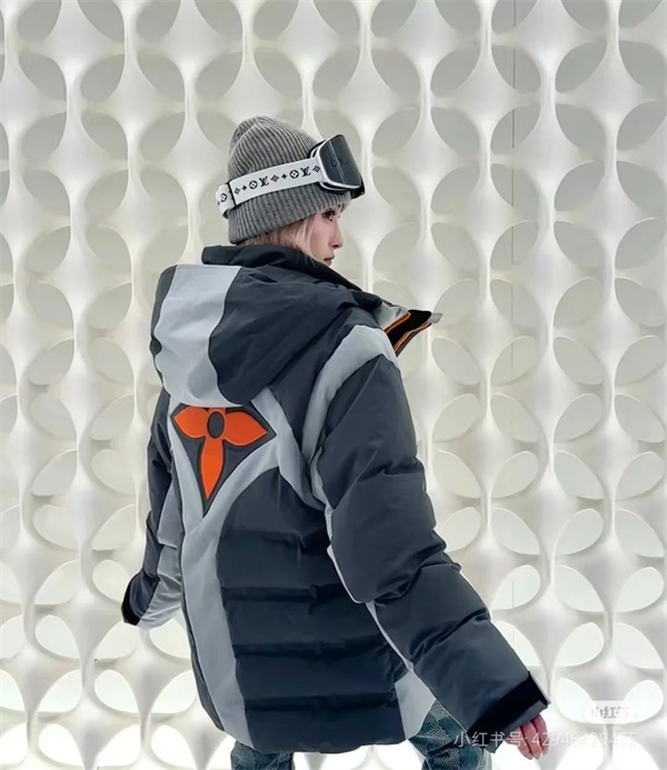 洗練された冬の装い——Louis Vuitton コピー ダウンジャケットで魅せるラグジュアリーな存在感