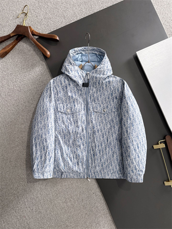 儚く研ぎ澄まされた美——dior コピー ダウンジャケットで魅せる冬の品格