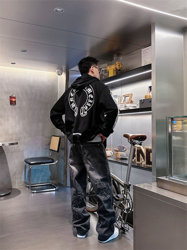 圧倒的存在感を放つクロムスタイル｜重厚感ブラック ジップアップパーカー