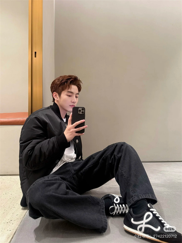 モダンなリベラルスタイル ——LOEWE コピー ジャケットで魅了する多面的なファッションアイデンティティ