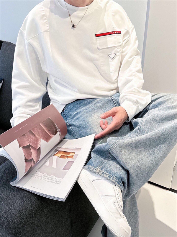洗練とミニマルを纏うプラダ風デザイン｜ホワイトポケットロゴ スウェット