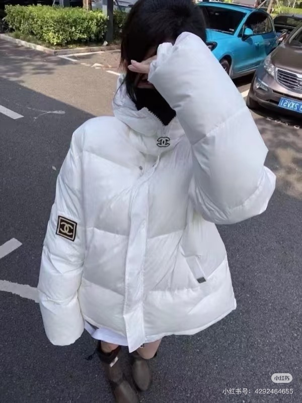 ピュアホワイトで魅せる ― CHANEL コピー ダウンジャケット