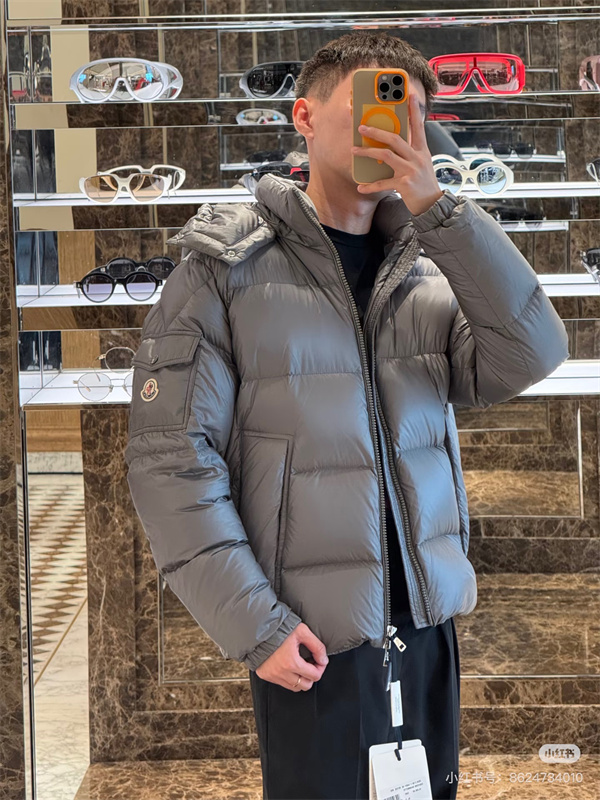 都会的な機能美を纏う、大人のためのモンクレール コピー ダウンスタイル