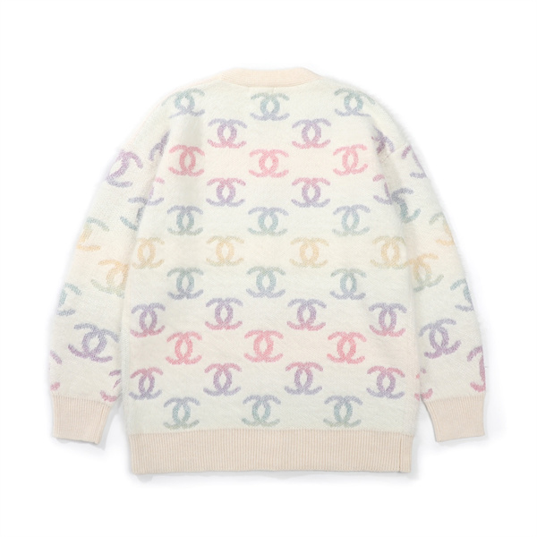 多巴胺カラーと低奢の融合 ——CHANEL コピーニットカーディガンで纏う柔らかな奢華