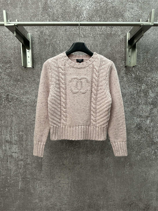 優しさの中に気品を宿す、大人のためのシャネル コピー ニットスタイル