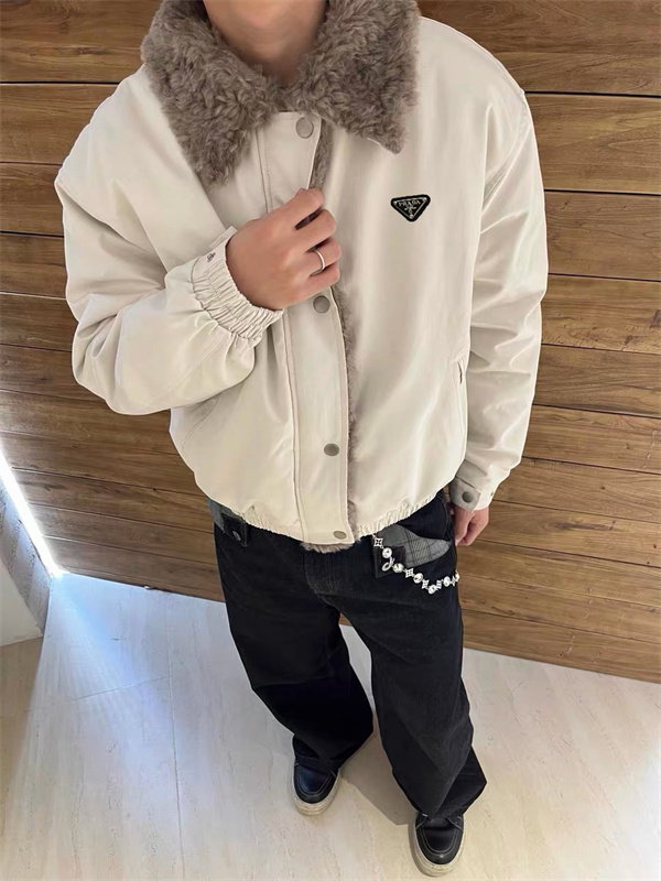 モダンラグジュアリーの日常化 ——PRADA コピージャケット