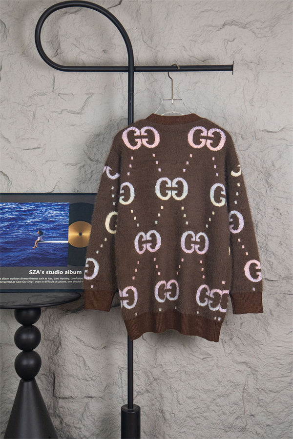 復古奢潮の日常化 ——GUCCI コピーカーディガンで纏う慵懒な質感