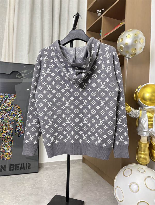 伝統ラグジュアリーと現代ストリートの融合 ——LOUIS VUITTON コピーパーカーで纏う都市的奢華