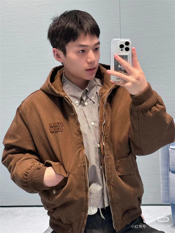 ナチュラルブラウンで魅せる ― MIU MIU コピー ジャケット