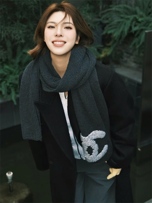 上品な余韻を纏う、エレガントなシャネル コピー マフラー