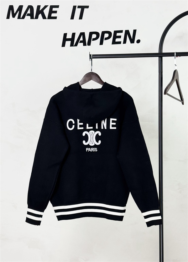 ミニマルに映える ― CELINE ロゴ フーデッドスウェット