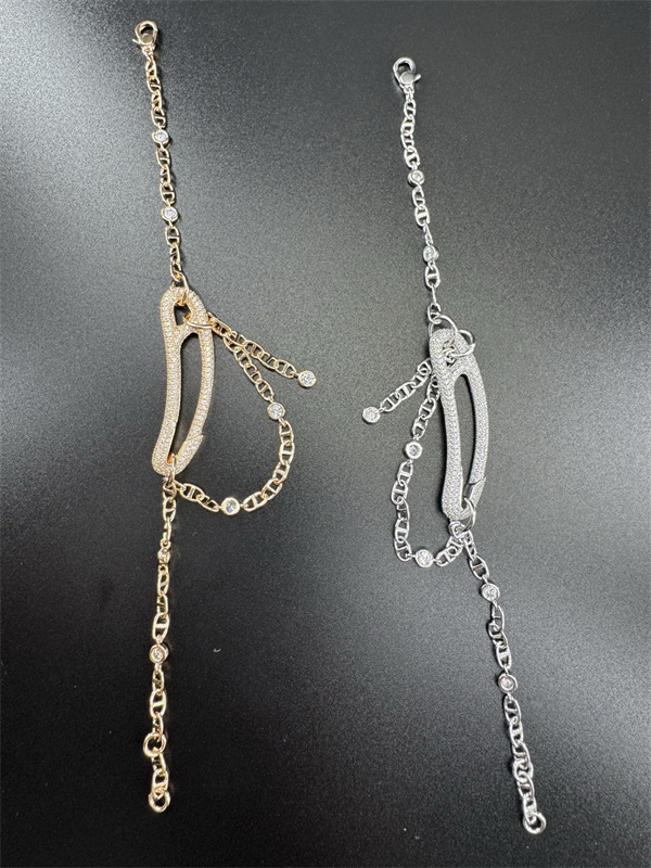 優雅な曲線美が手元を彩る、エルメス コピー ブレスレット