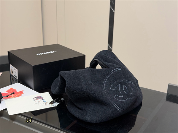 気品を手元に ― CHANEL コピーココマーク タオル地 ポーチセット