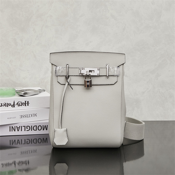 無駄を削ぎ落とした美しさ、大人のためのエルメス コピー ショルダーバッグ