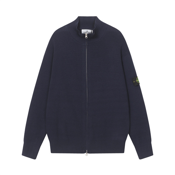 静かに主張する機能美、大人のためのストーンアイランド コピー ニットジャケット