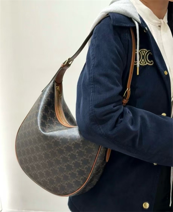 曲線に宿る静かな品格、大人のためのセリーヌ コピー ショルダーバッグ