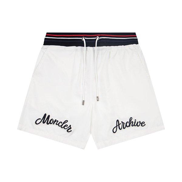 軽やかなスポーティースタイルを楽しむ、モンクレール コピー ショートパンツ
