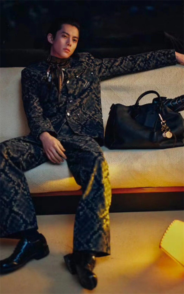  洗練されたモード感を纏う、ルイ ヴィトン コピー スーツ