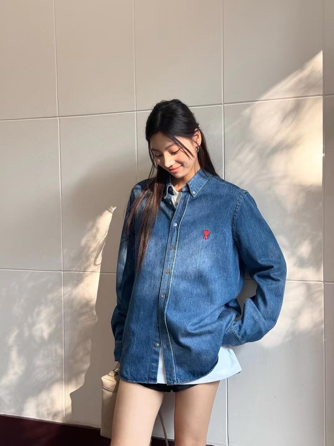 AMI デニムシャツ、大人のカジュアルスタイルを提案