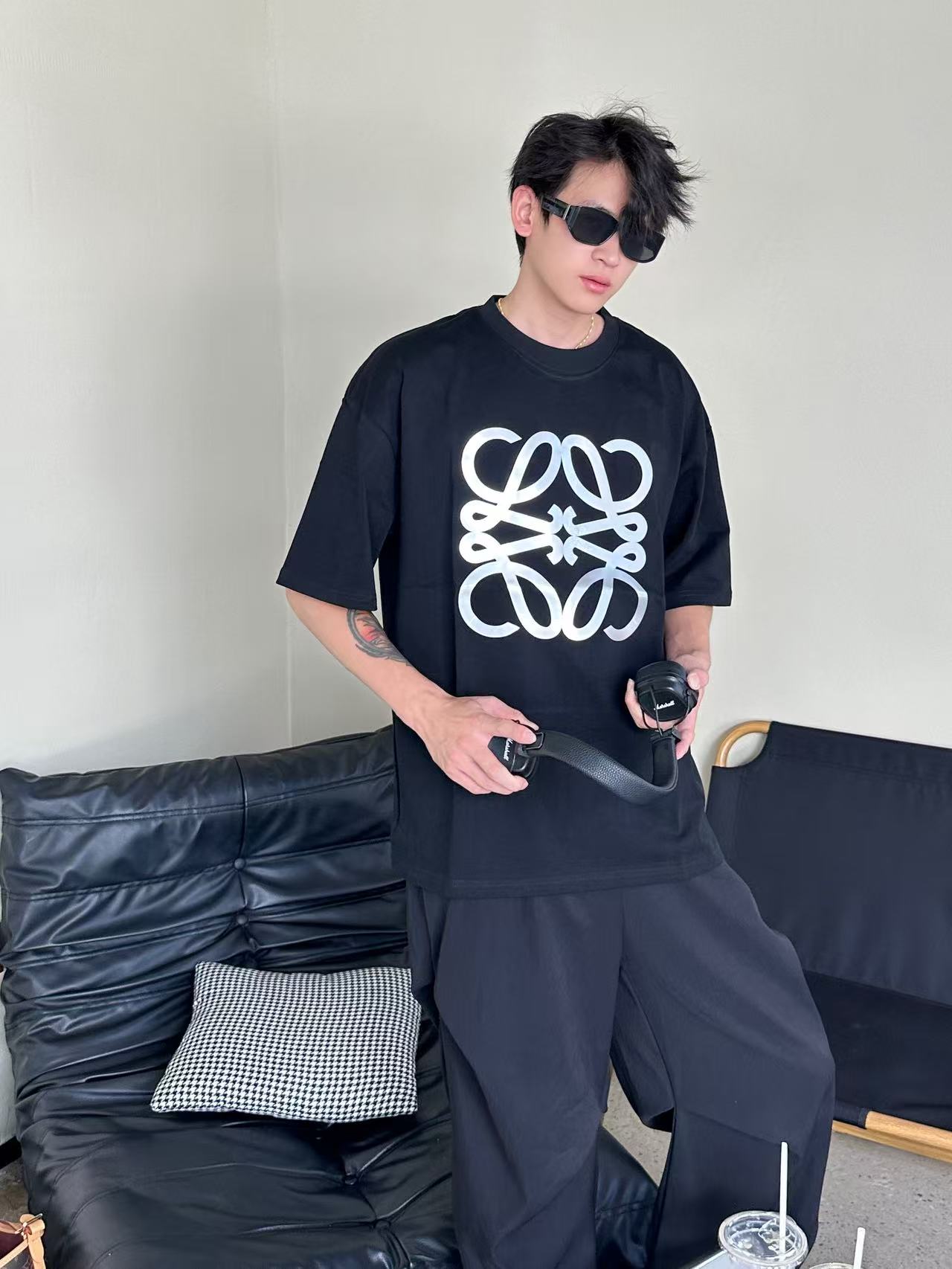LOEWE のアイコニックロゴ T シャツ、シンプルさと洗練された個性