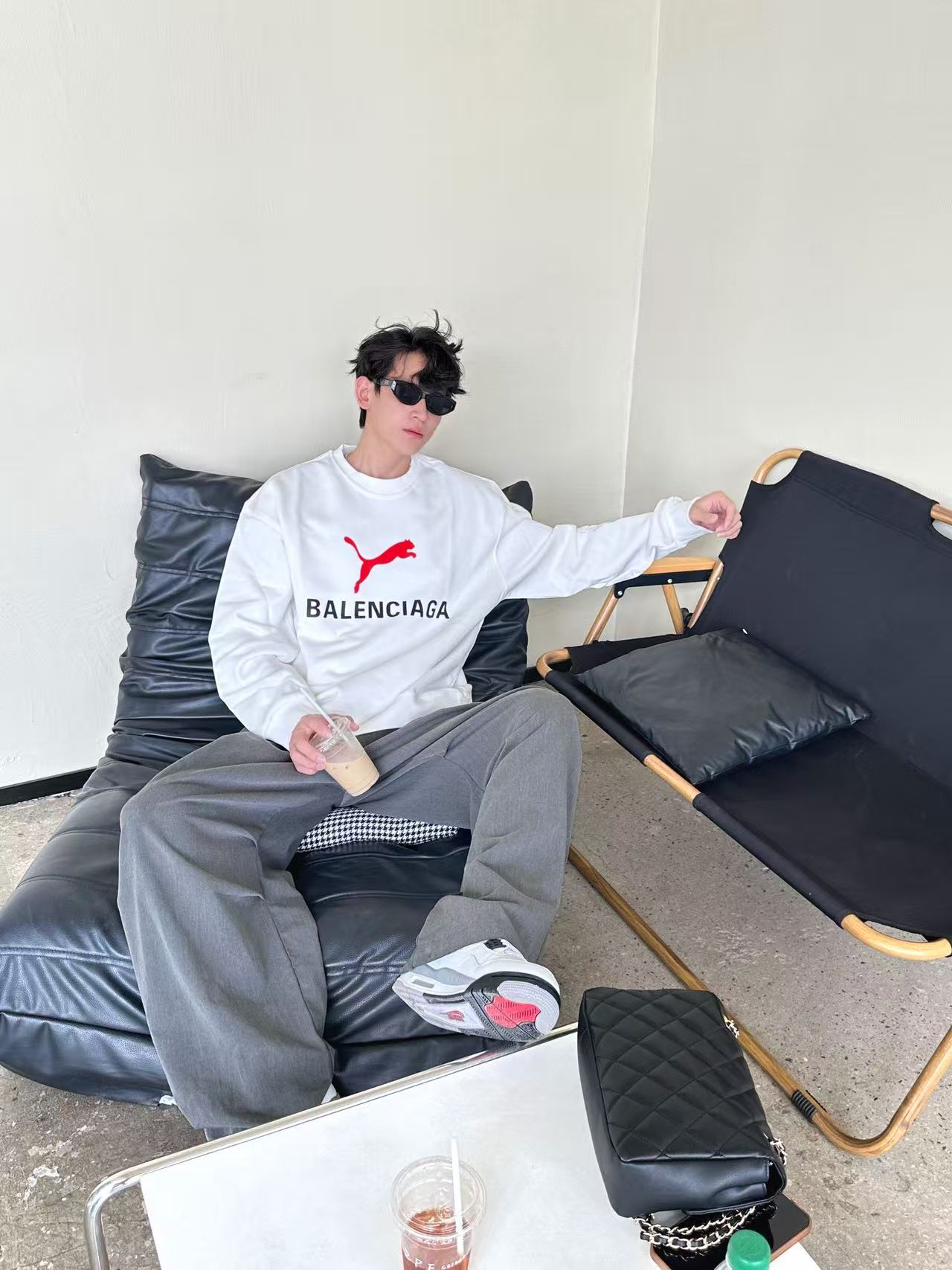 ミニマル空間に咲く、BALENCIAGA×PUMA コラボスウェットのクールな存在感