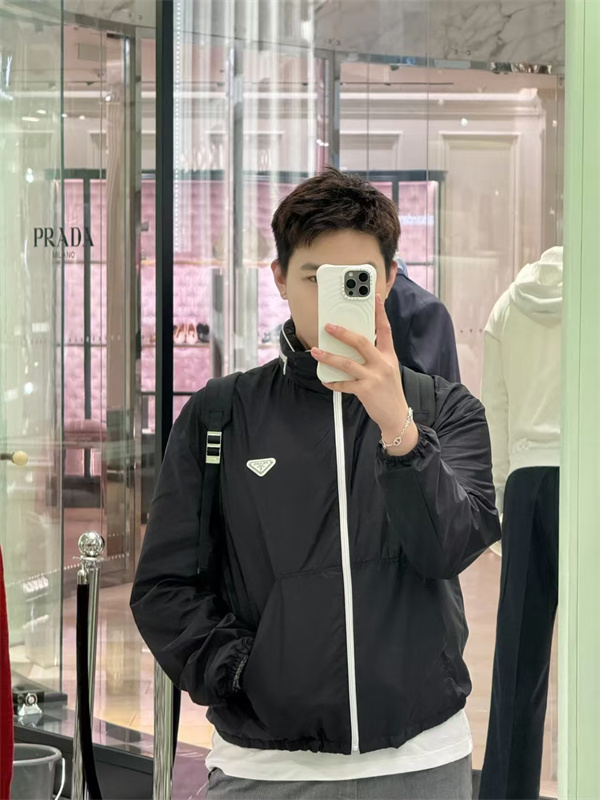 都会的に軽やか ― PRADA ナイロン フーデッドジップジャケット