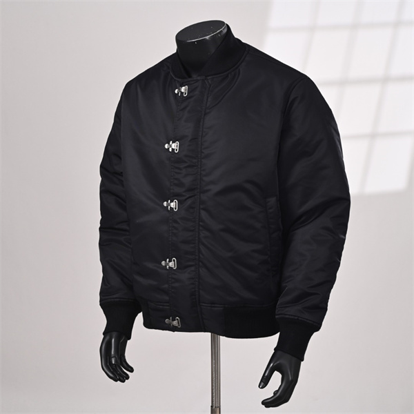 静かな個性を纏う ― LOEWE コピー トグルディテール 中綿ブルゾン