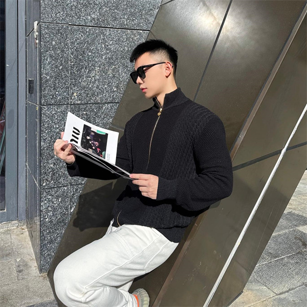 後ろ姿で魅せる 重厚感漂うブラックVersace コピーニット