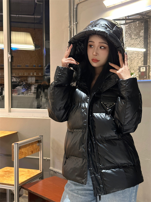  艶やかに包み込む ― PRADA コピートライアングルロゴ ナイロンダウンジャケット