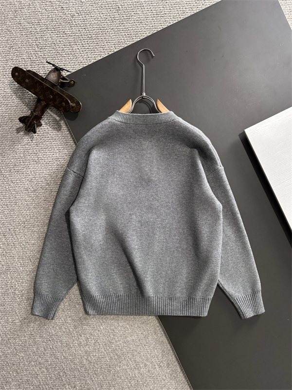 控えめな遊び心が映える、大人のためのフェンディ コピー ニット