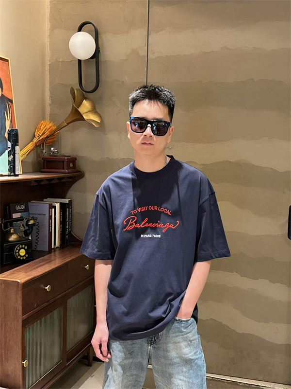 シンプルながら存在感を放つ、バレンシアガ コピー Tシャツ