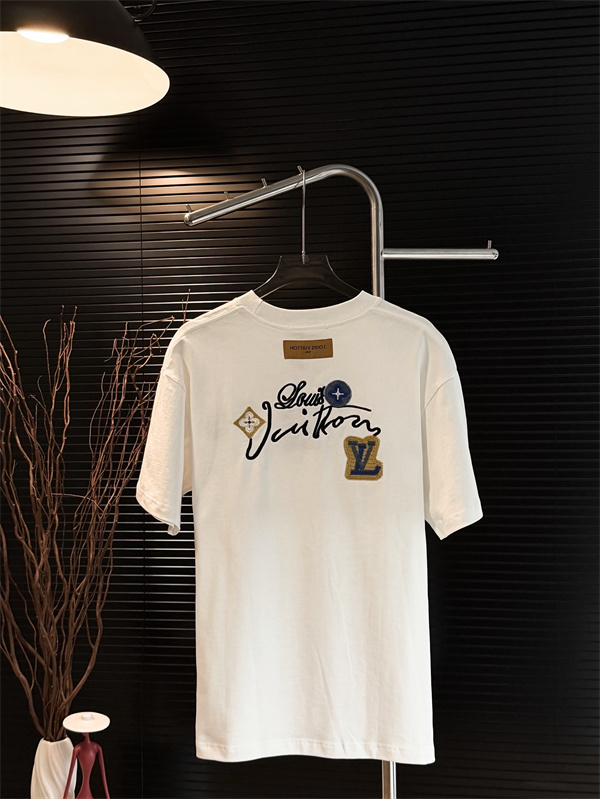 Louis Vuitton刺繍ロゴ ルイ・ヴィトン コピー Tシャツ シンプルコーデを引き立てる主役アイテム