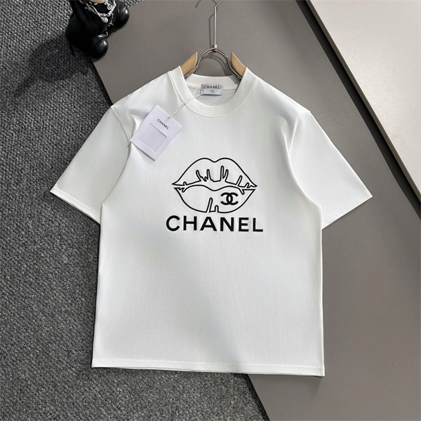 このCHANEL コピー Tシャツは、シンプルながらも圧倒的な存在感を放つ一枚です