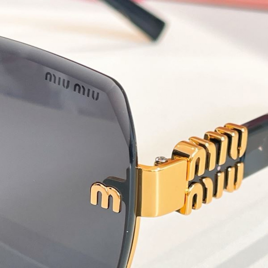 数量限定入荷 MIU MIU ミュウミュウ コピー サングラス 数量限定入荷
