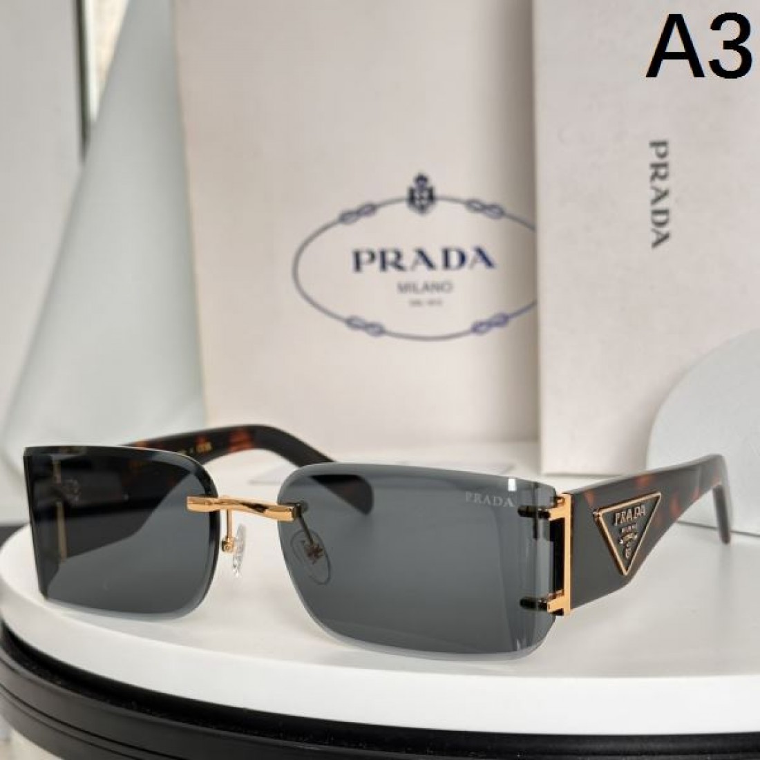 注目度抜群 PRADA プラダ コピー サングラス シンプルな美しさ