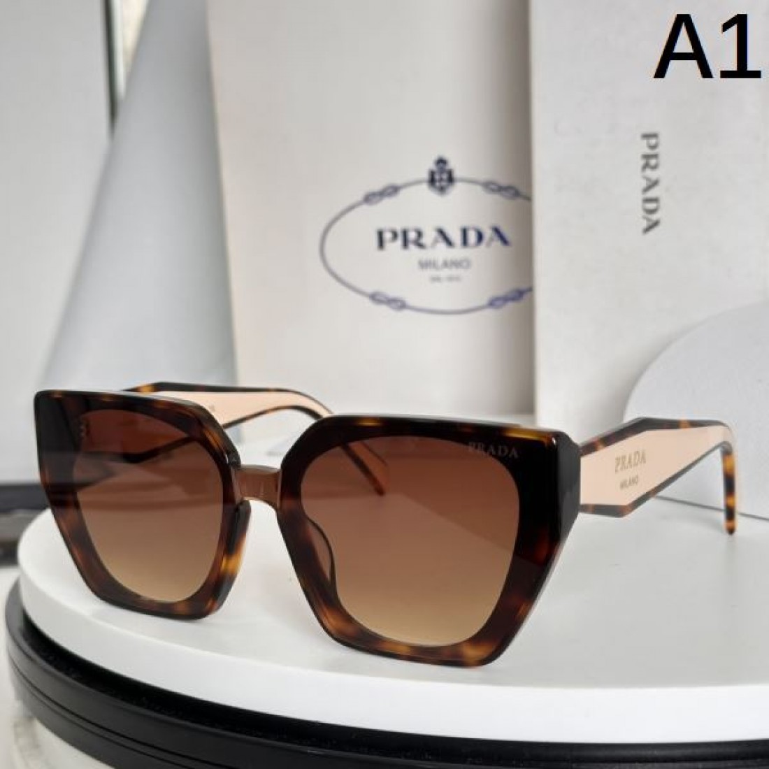 完璧なシルエット PRADA プラダ コピー サングラス 春夏の必需品