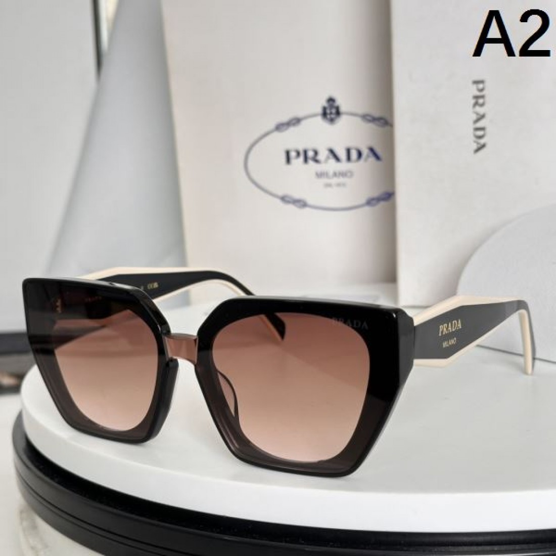 完璧なシルエット PRADA プラダ コピー サングラス 春夏の必需品